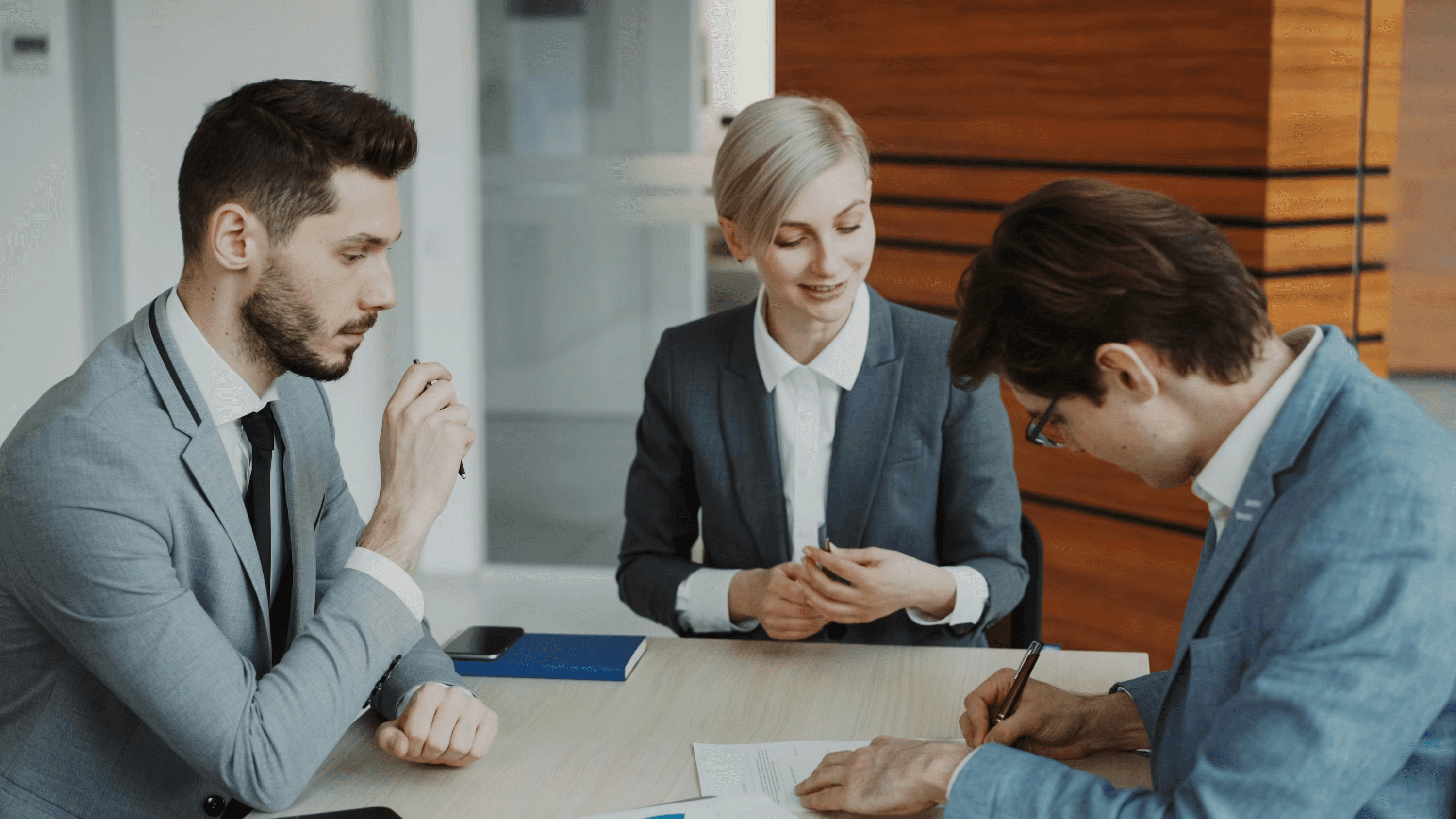 Bankruptcy lawyer consulting a client in an office about Chapter 7 and Chapter 13 filing costs